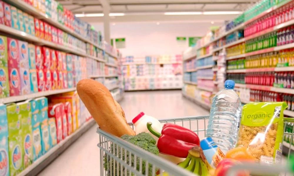 "Καλπάζει" η άνοδος των τιμών σε τρόφιμα, καύσιμα, φρέσκα τρόφιμα